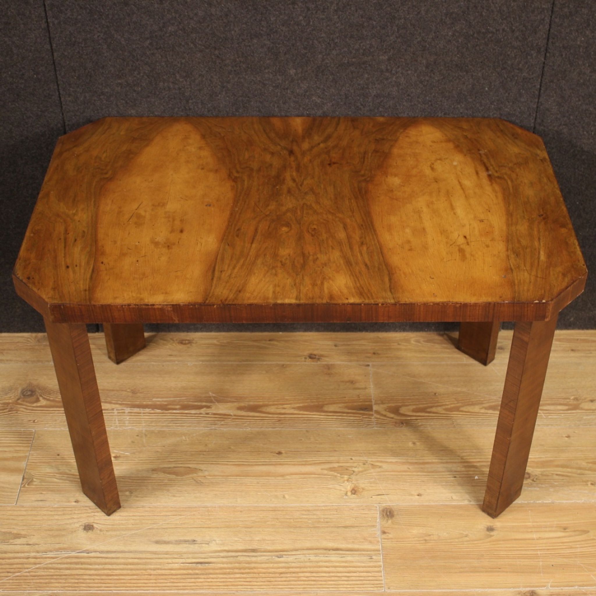 Table basse italienne en bois de noyer dans le style art déco