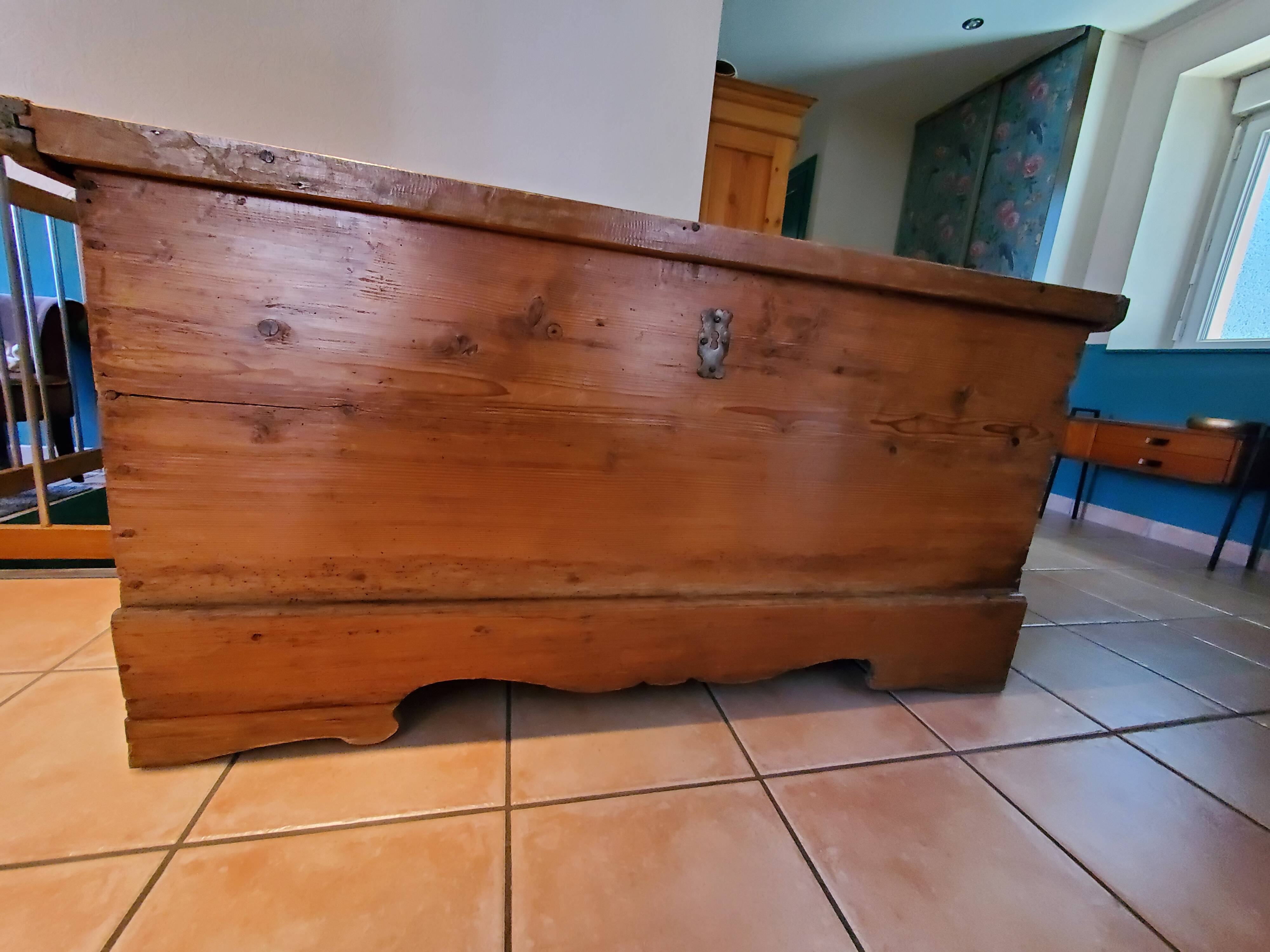 Coffre de mariage en bois massif