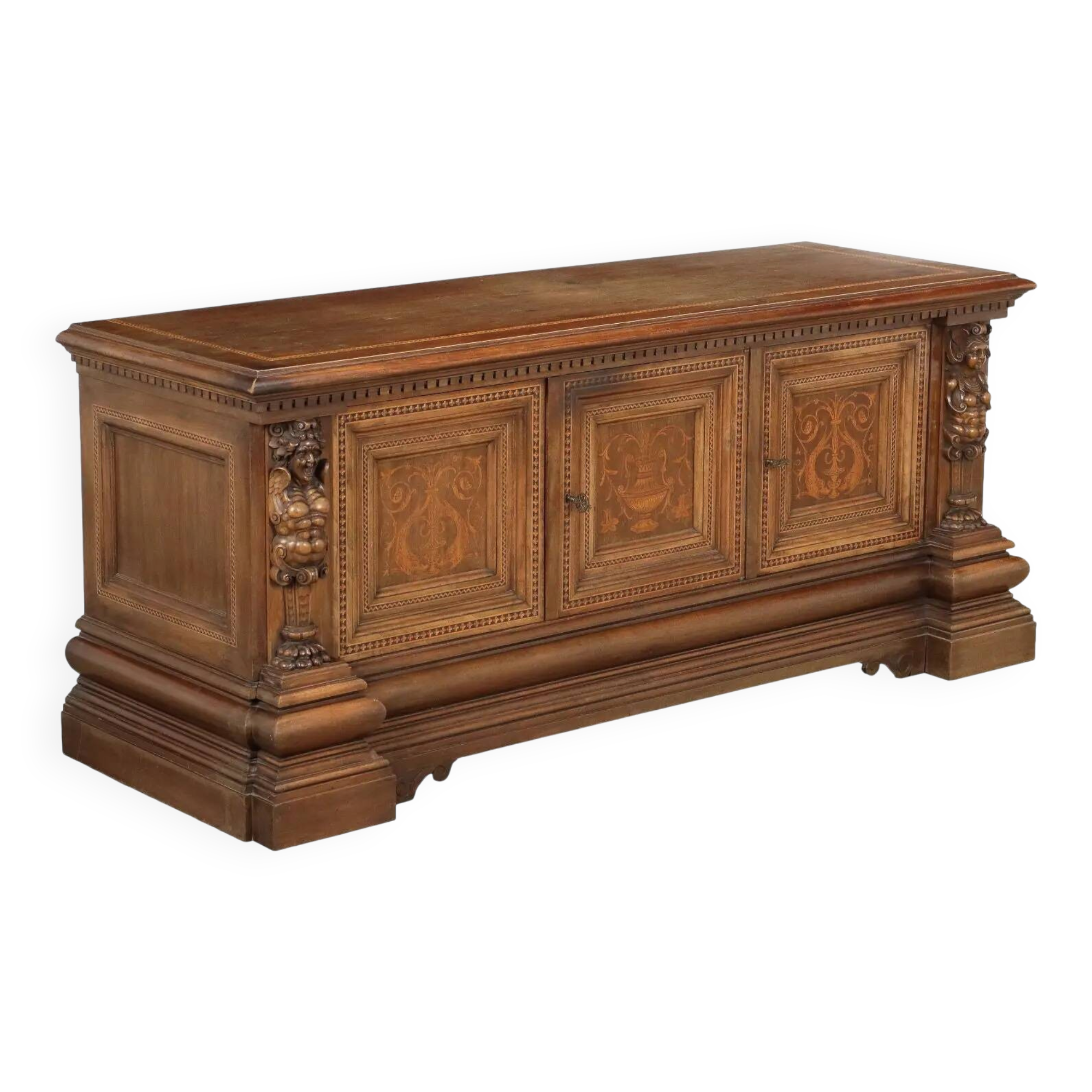 Buffet ancien néo-Renaissance en noyer avec incrustations d’érable, XXe siècle