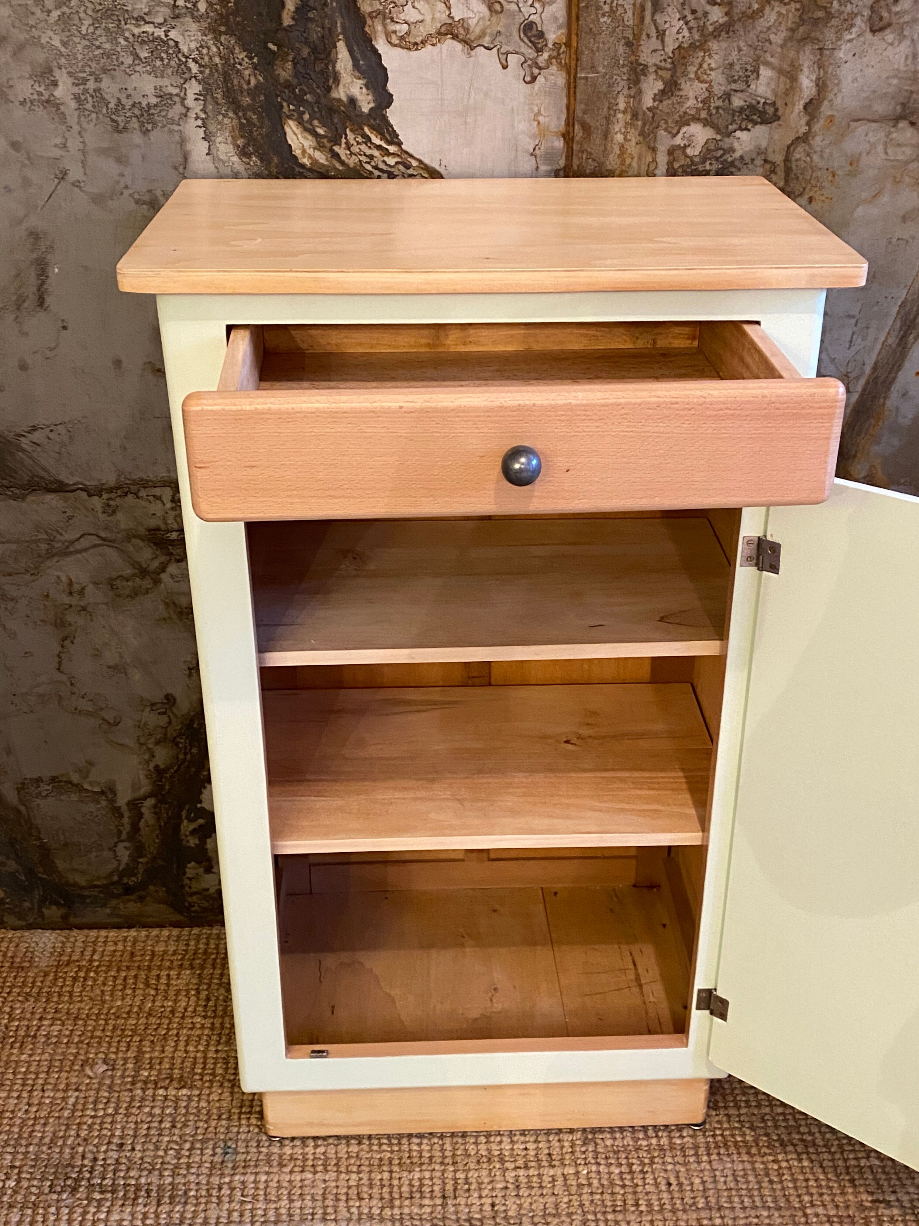 Buffet 50s raw wood and almond