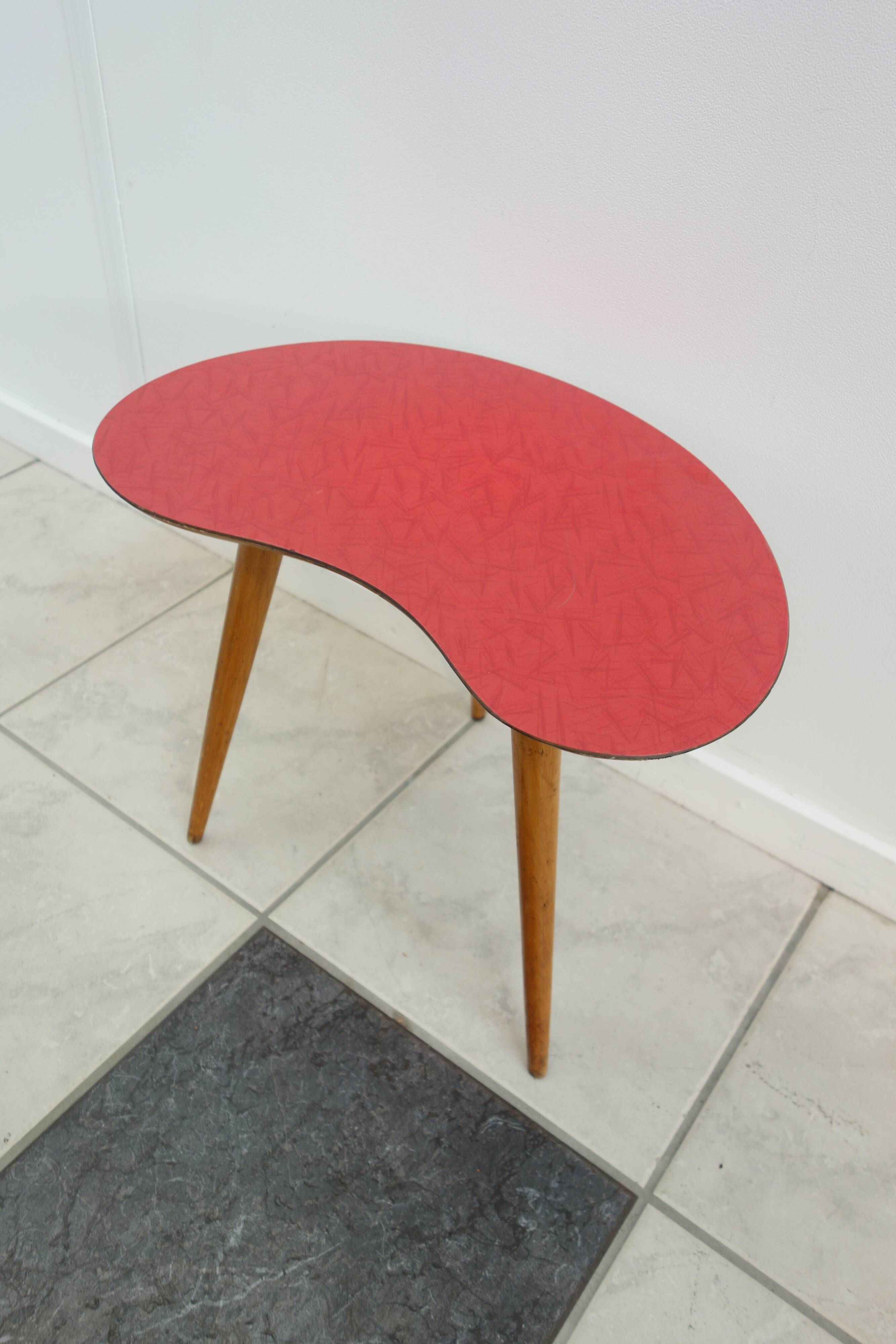 Table d'appoint des années 50 tripode en formica forme haricot