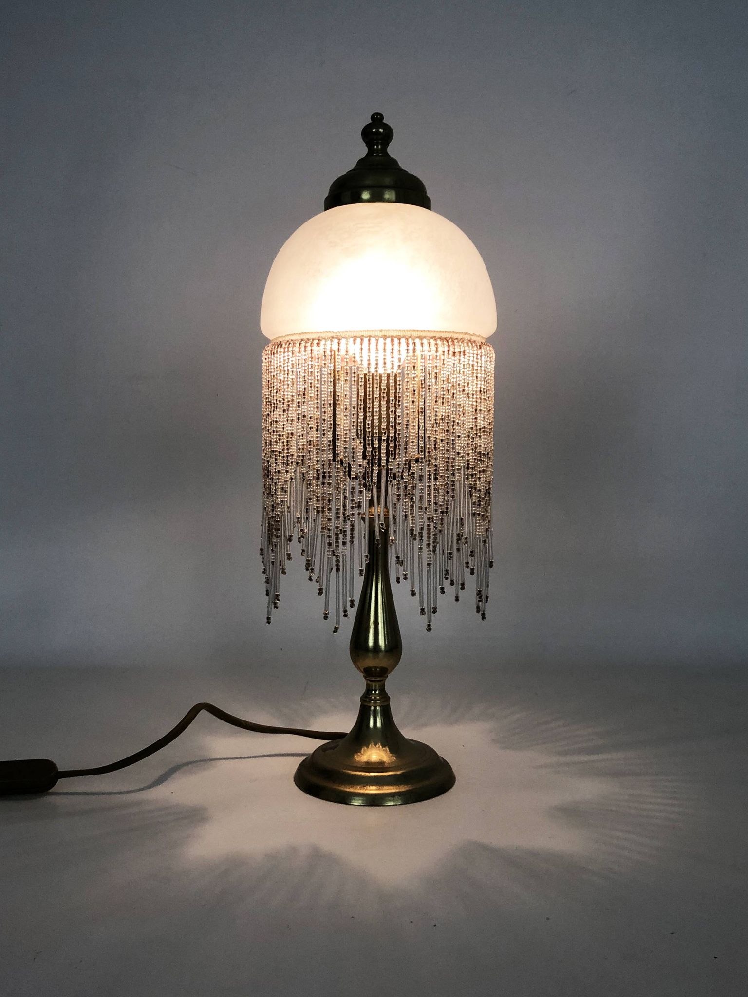 Table lamp, bedside lamp with pearls, speckled white globe in glass paste. 80s