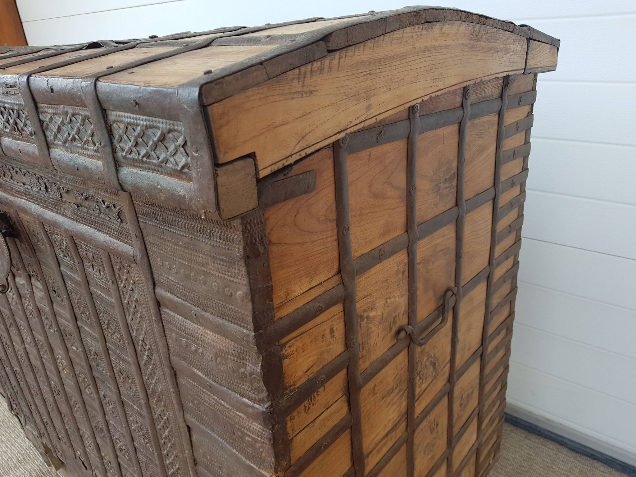 Coffre ancien indien vintage  sur roues en bois début 20eme s