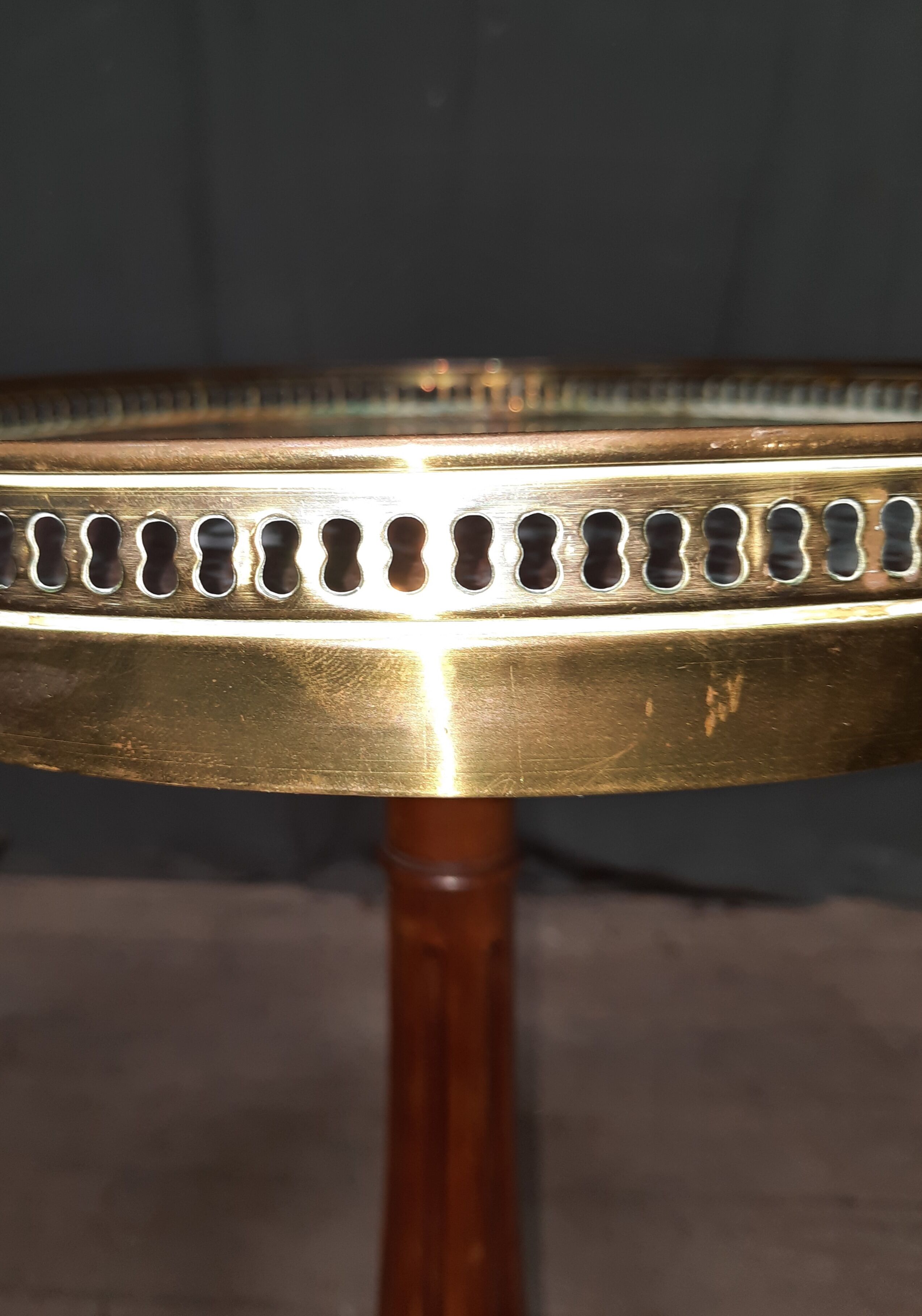 Gueridon dessu marble