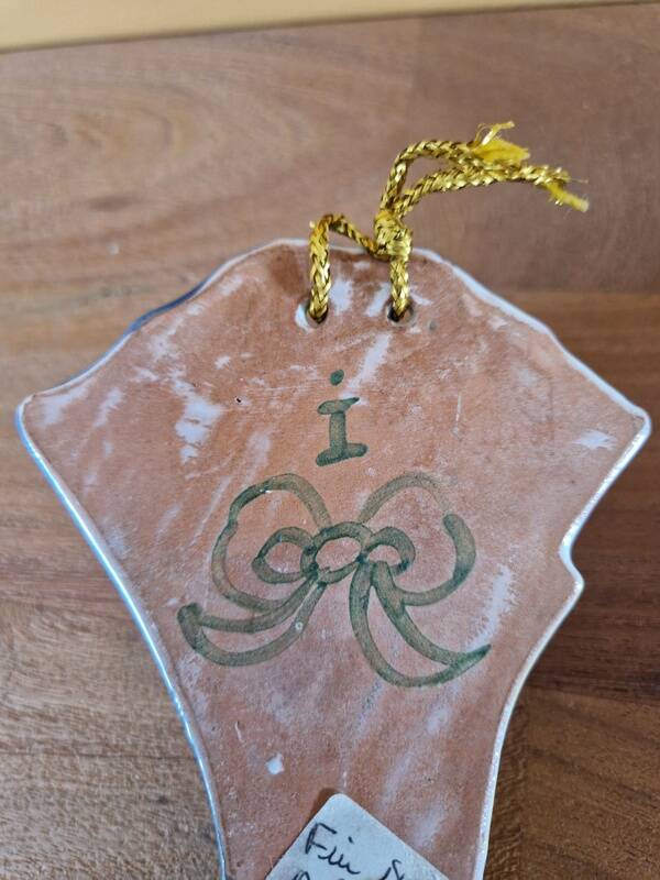 Wall-mounted bouquet holder in Nevers faience - By Amand Hiver