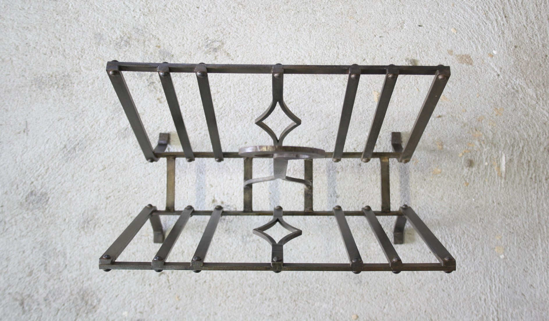 Metal magazine rack