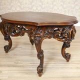 Table basse vintage en bois brun avec un tablier sculpté, années 1940.