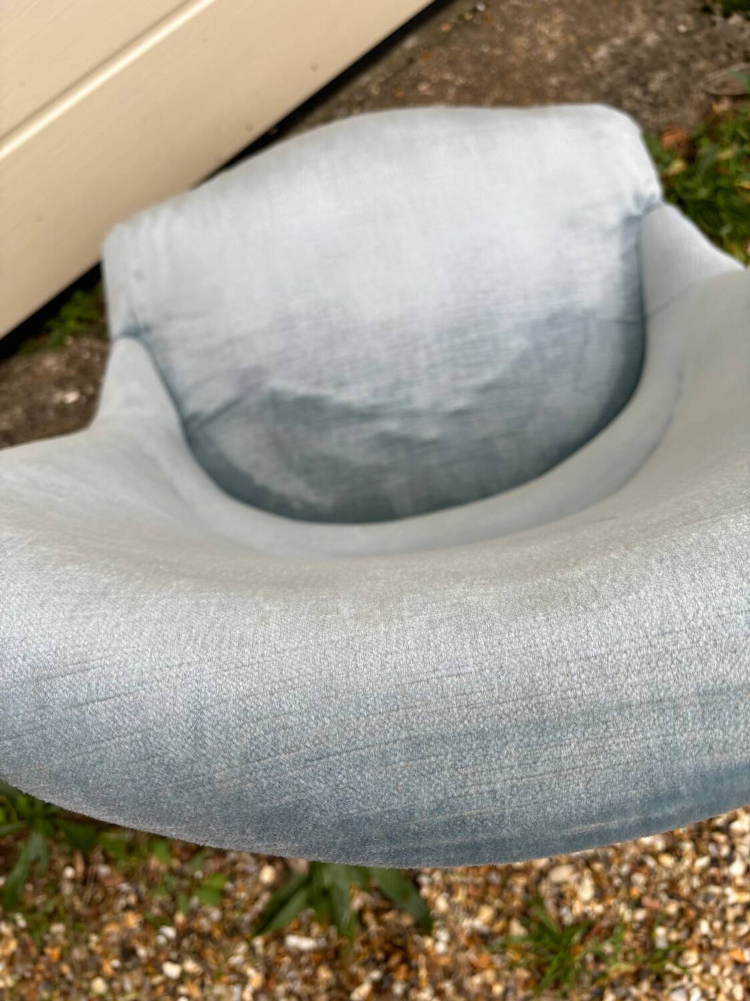 Fauteuil crapaud en velours bleu ciel