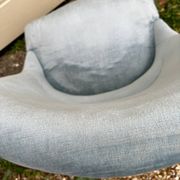Fauteuil crapaud en velours bleu ciel
