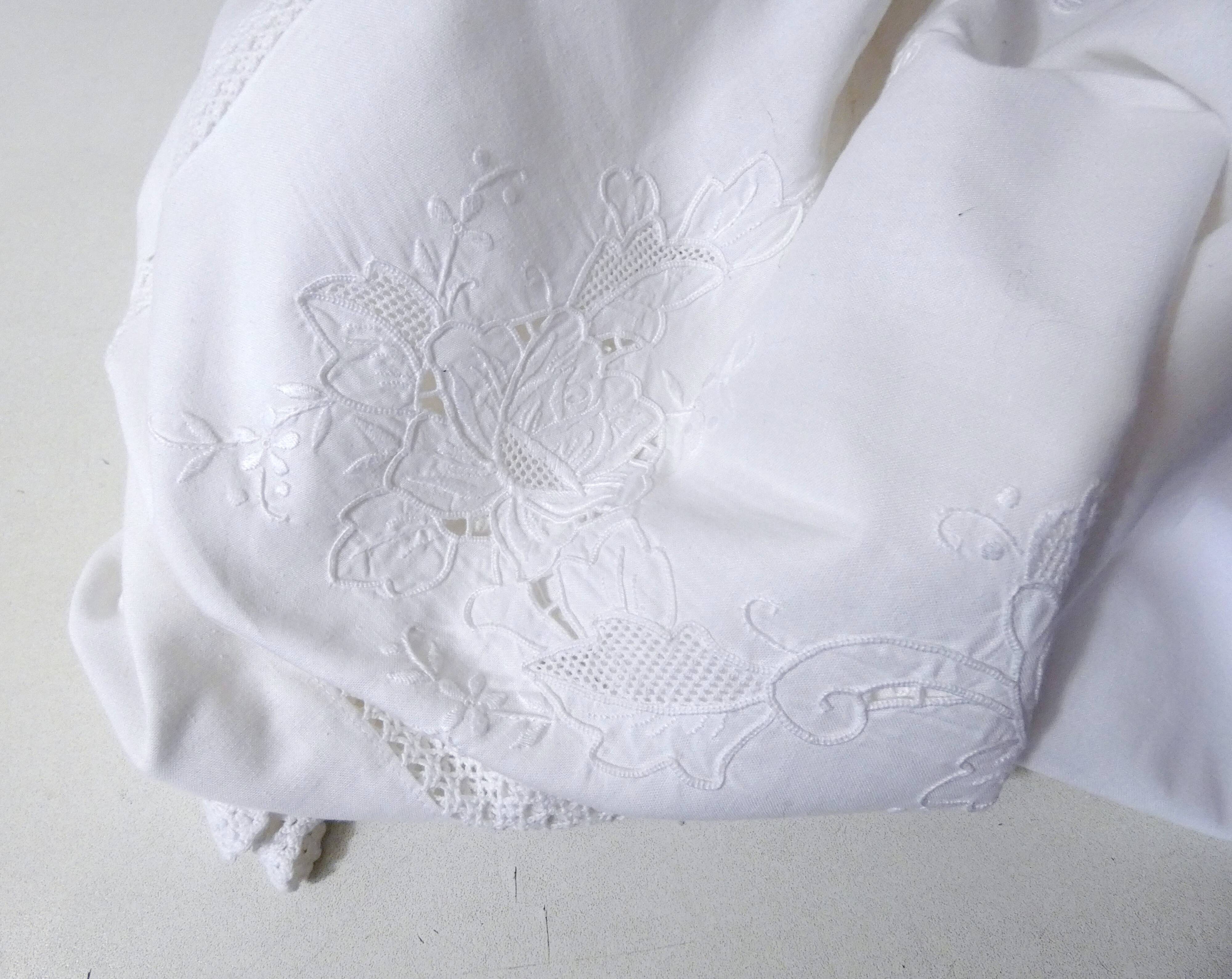 Ancienne nappe blanche brodée rectangulaire 150 x 100 cm