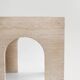 Table d'appoint en arc travertin