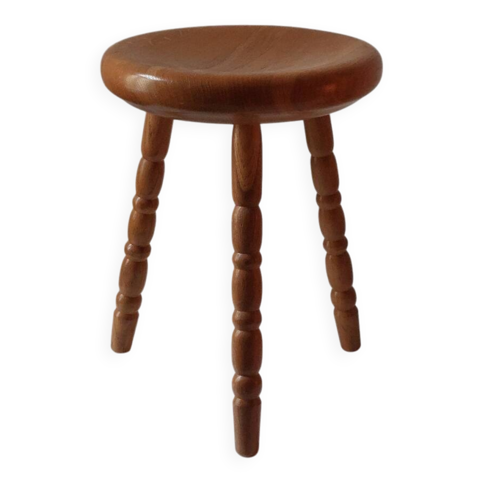 Vintage en bois tourné tabouret du milieu du siècle avec un siège épais.