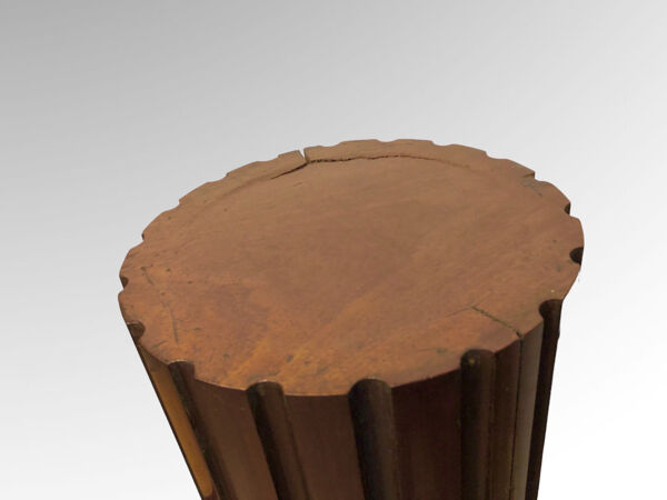 Colonne cylindrique cannelée en acajou et laiton de style néoclassique Époque 19ème