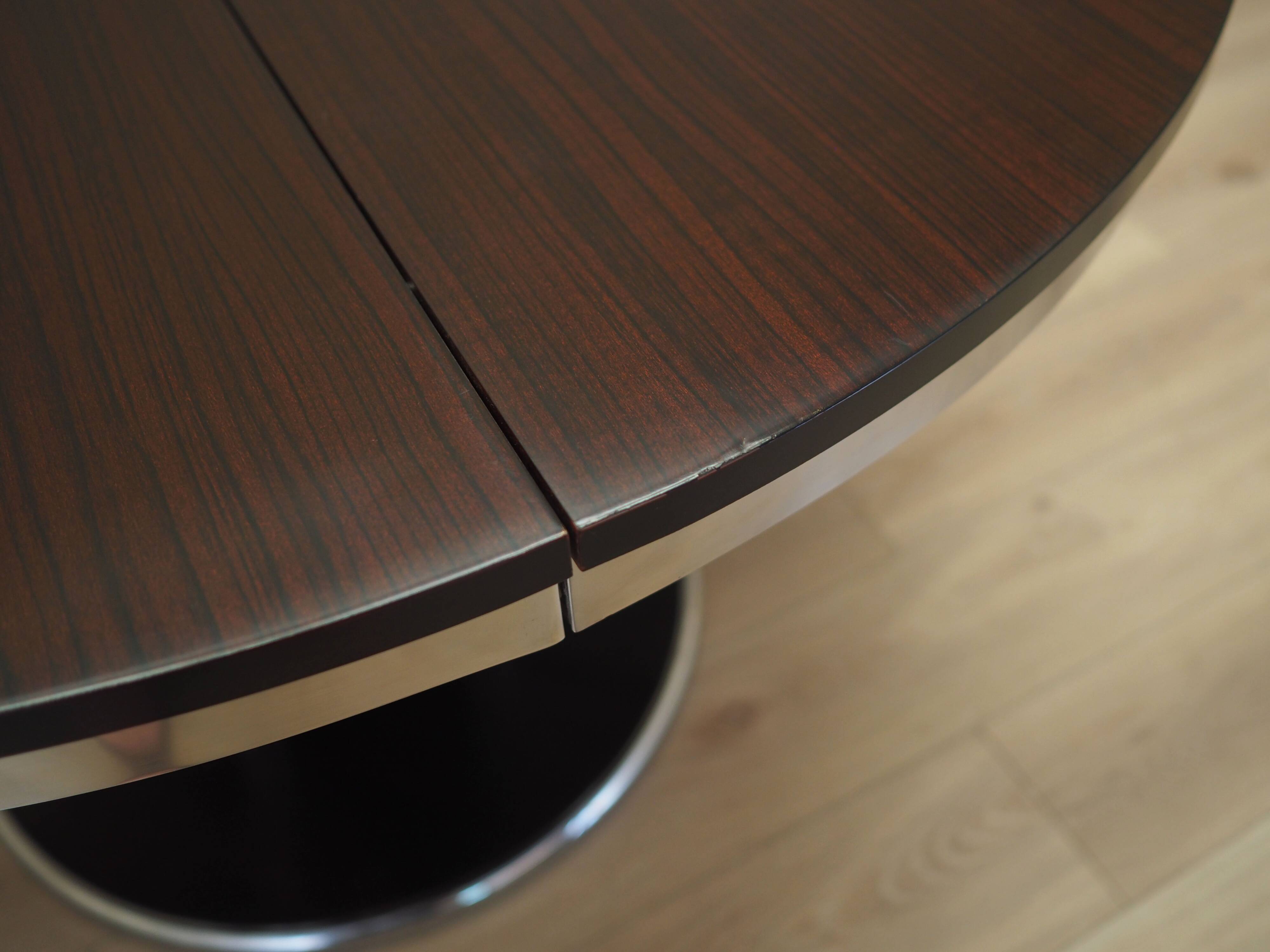 Extendable round table, Italy, 1970s