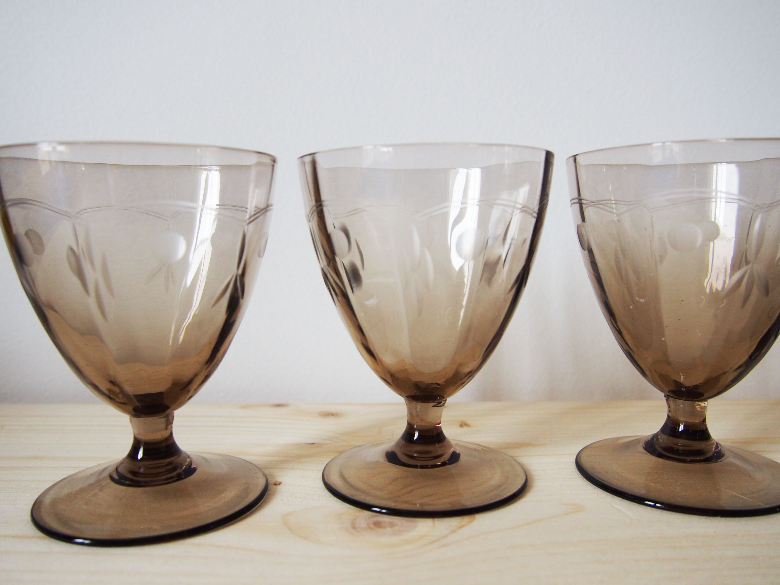 Set 8 engraved smoked glasses