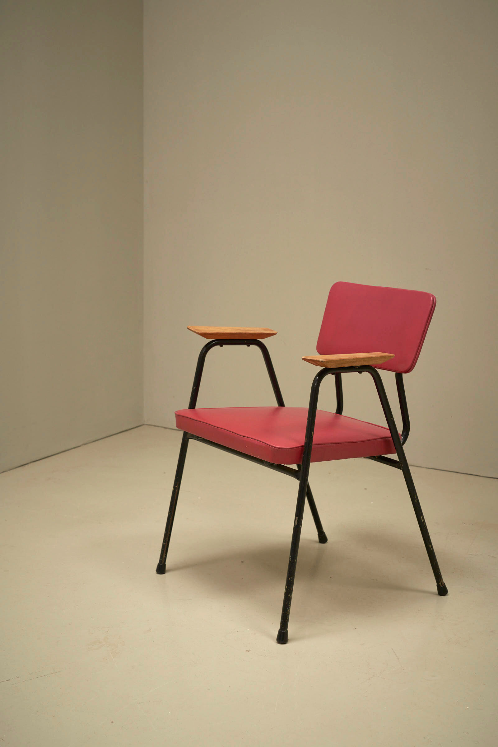Chaise 'M' en rose foncé par Pierre Guariche pour Meurop