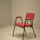 Chaise 'M' en rose foncé par Pierre Guariche pour Meurop