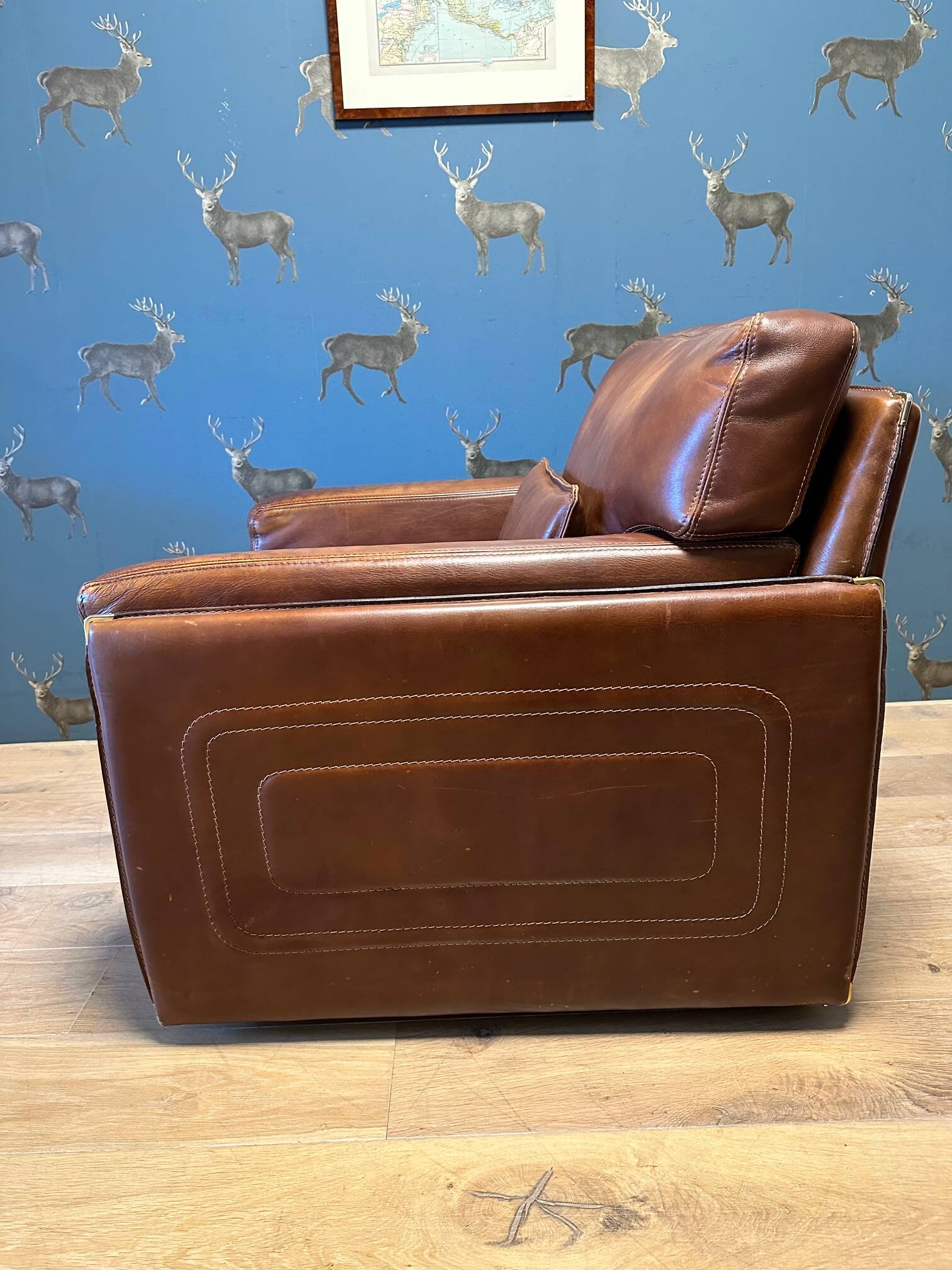 Ensemble de deux fauteuils en cuir de buffle.