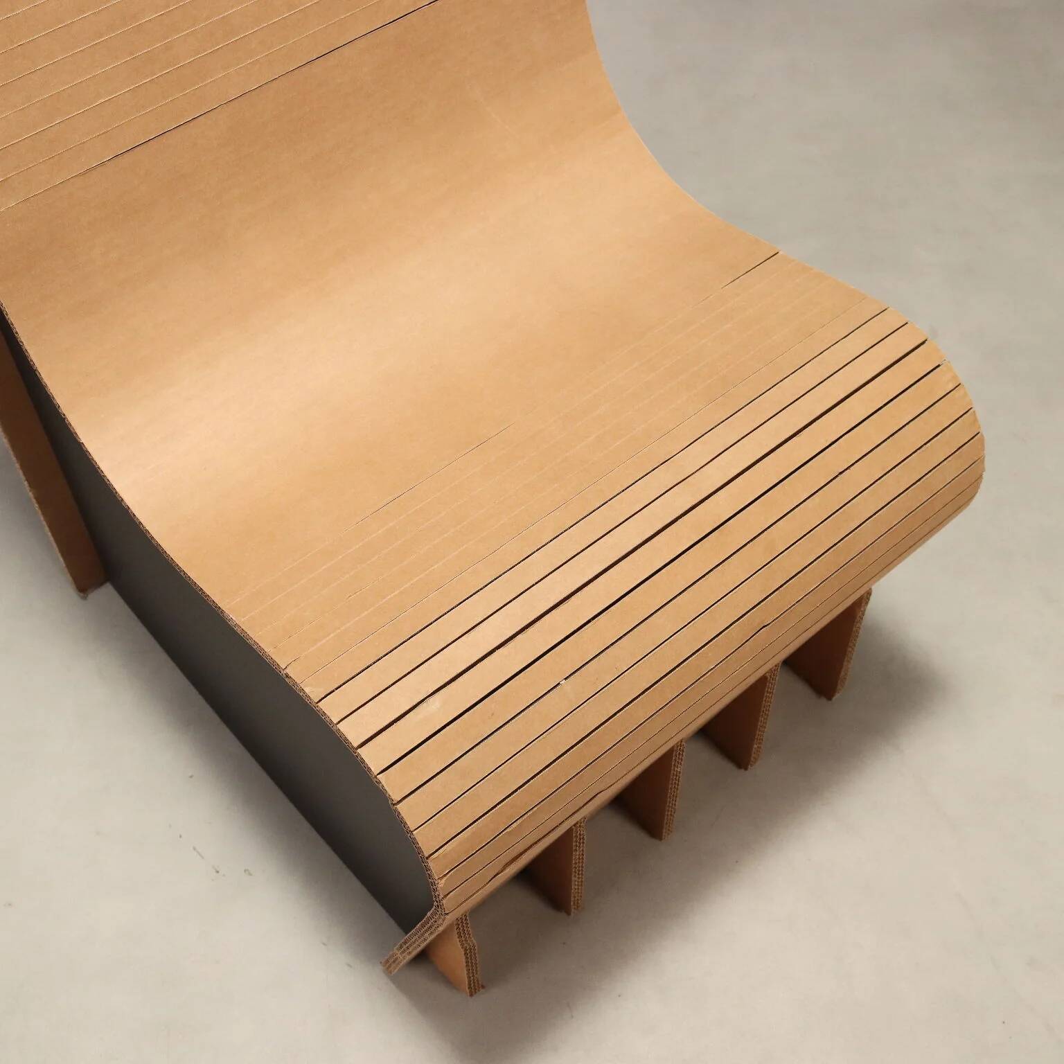 Lot de 4 fauteuils modernes en carton et Forex, années 2000