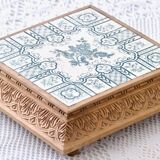 Very large ironstone trivet, 19th century, The Favorite bird