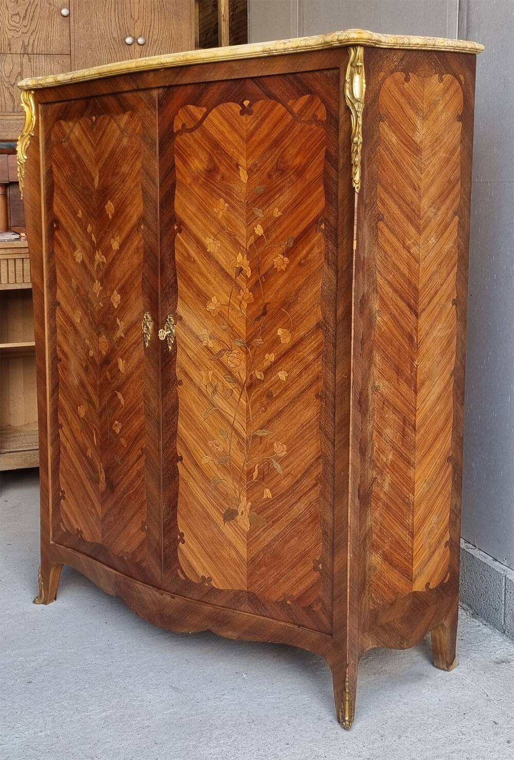 Louis XV style linen cabinet with marquetry and bronze, late 19th century.