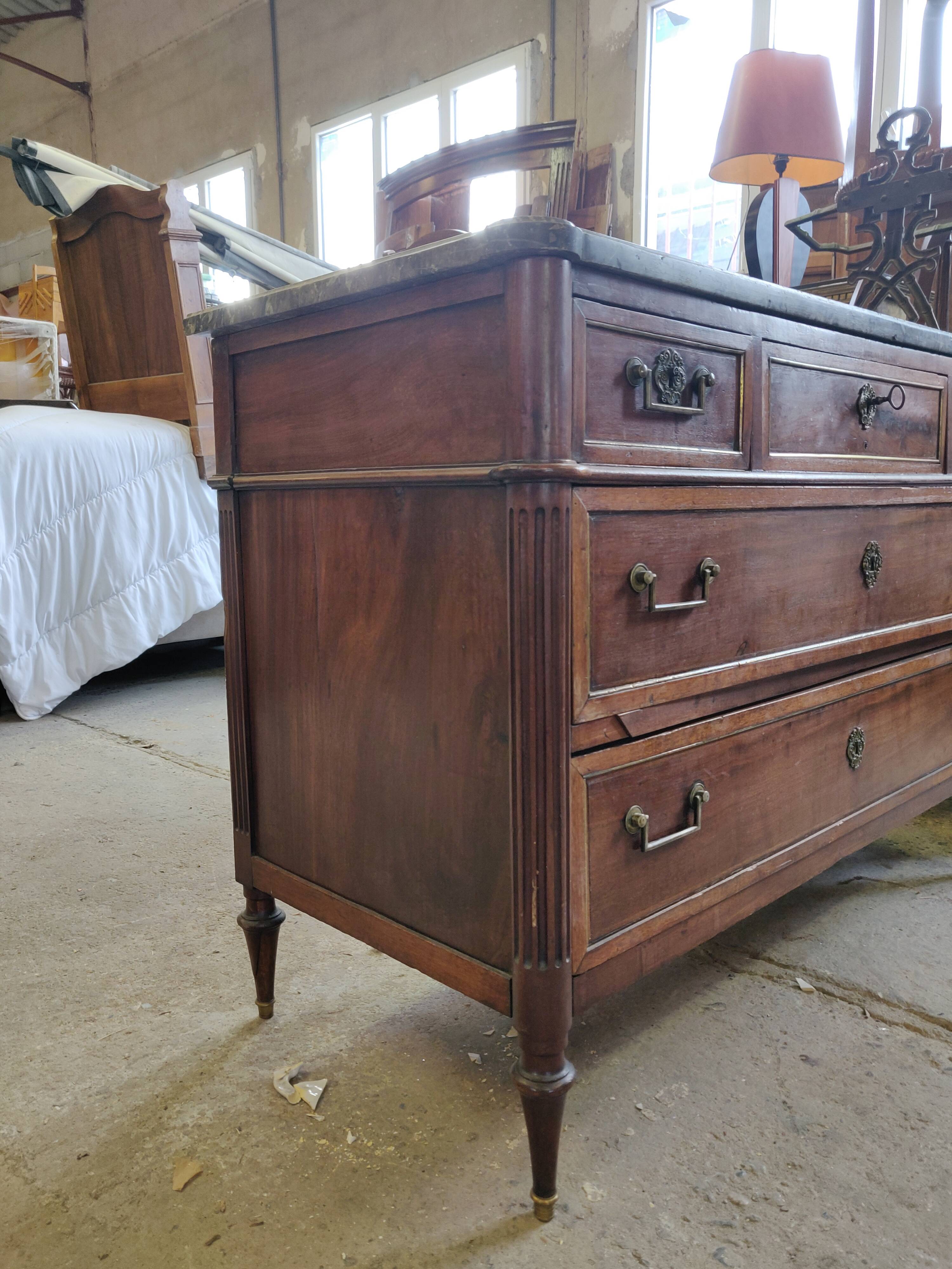 Louis XVI style chest of drawers clover lock