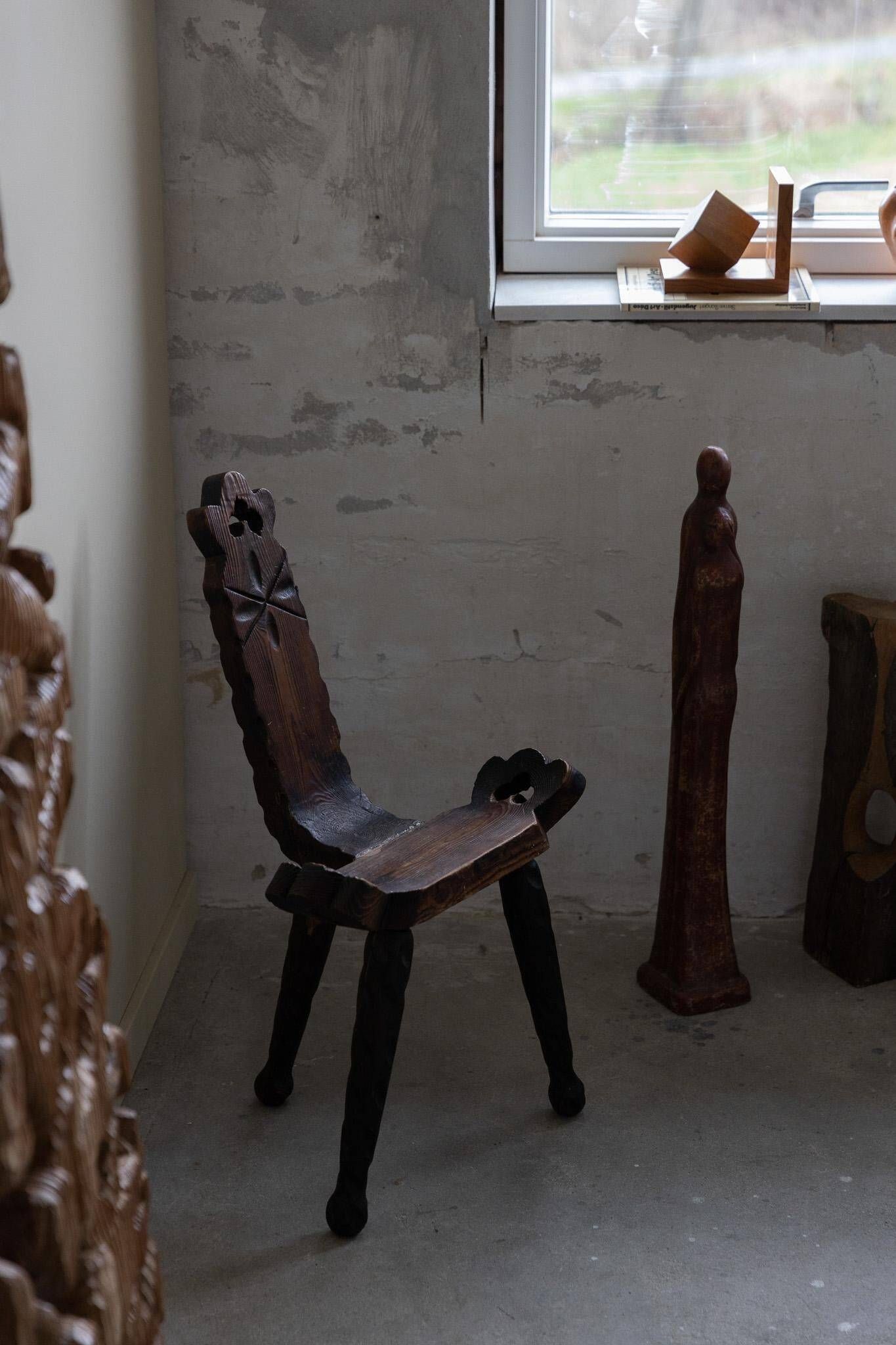 Sculpted wooden tripod chair in French Wabi Sabi, early 20th century.