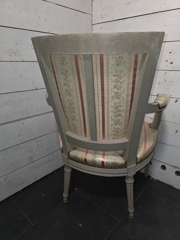 Fauteuil bergère style louis xvi en bois patiné