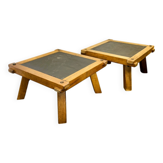 Paire de tables d'appoint ou tables basses brutalistes vintage en chêne et ardoise, France années 1970.
