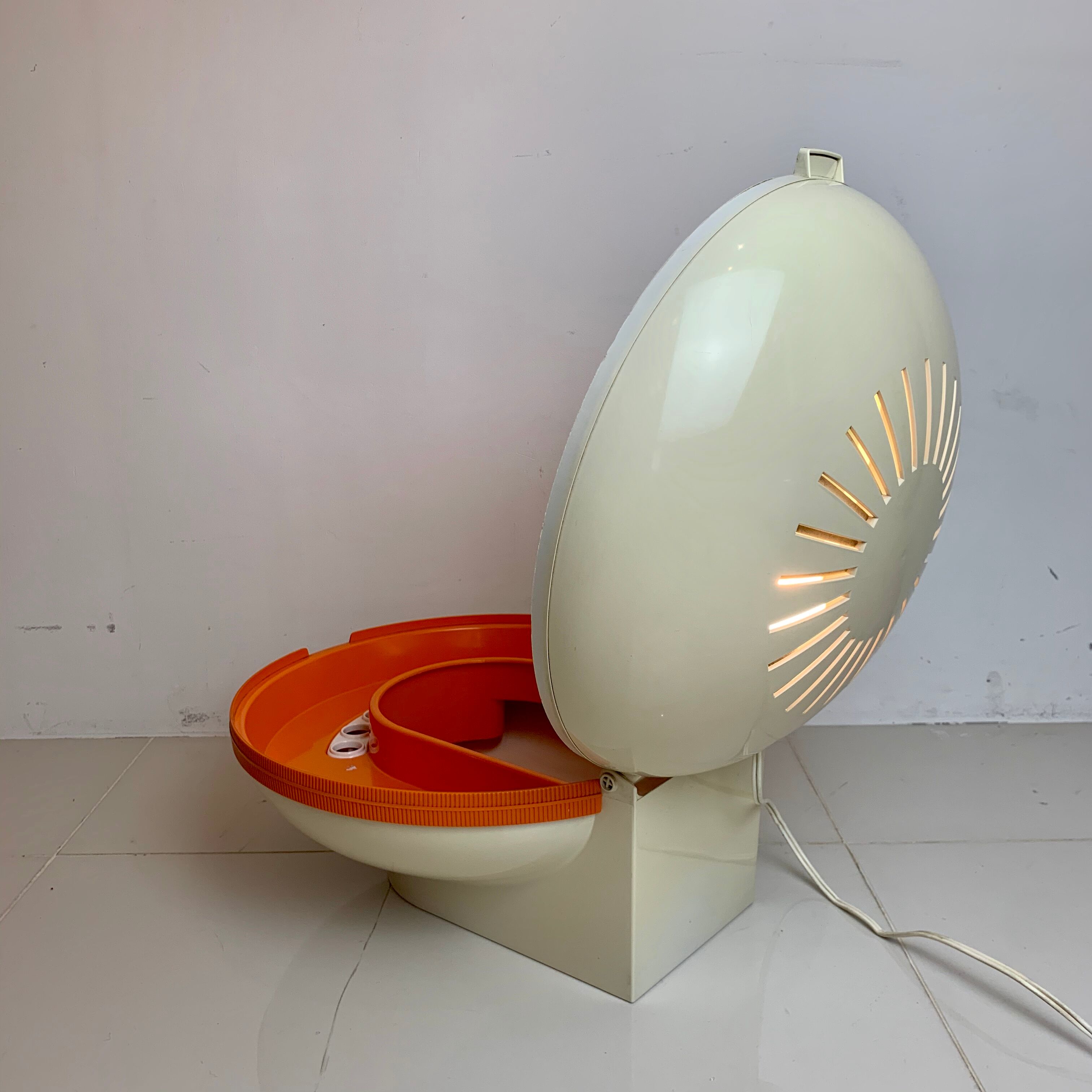 Backlit table dressing table "ufo" for flair