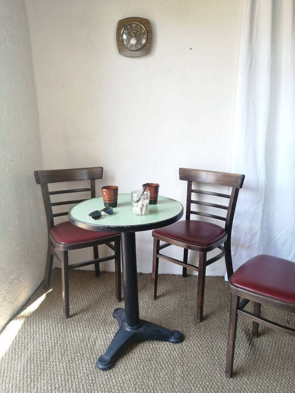 Lot de 19 chaises bistrot en bois et skaï rouge vintage.