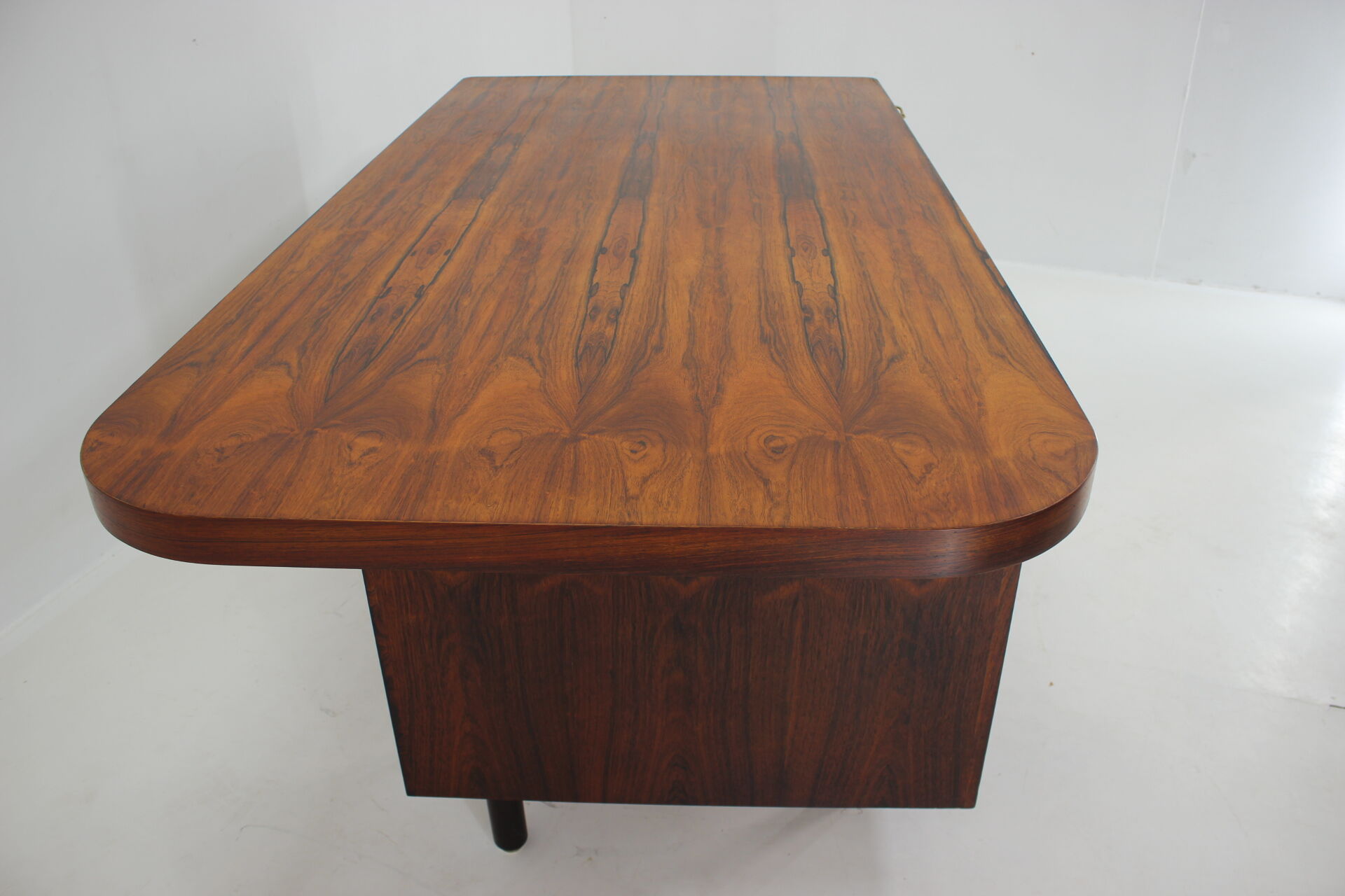 1960s Large exclusive free standing palisander desk