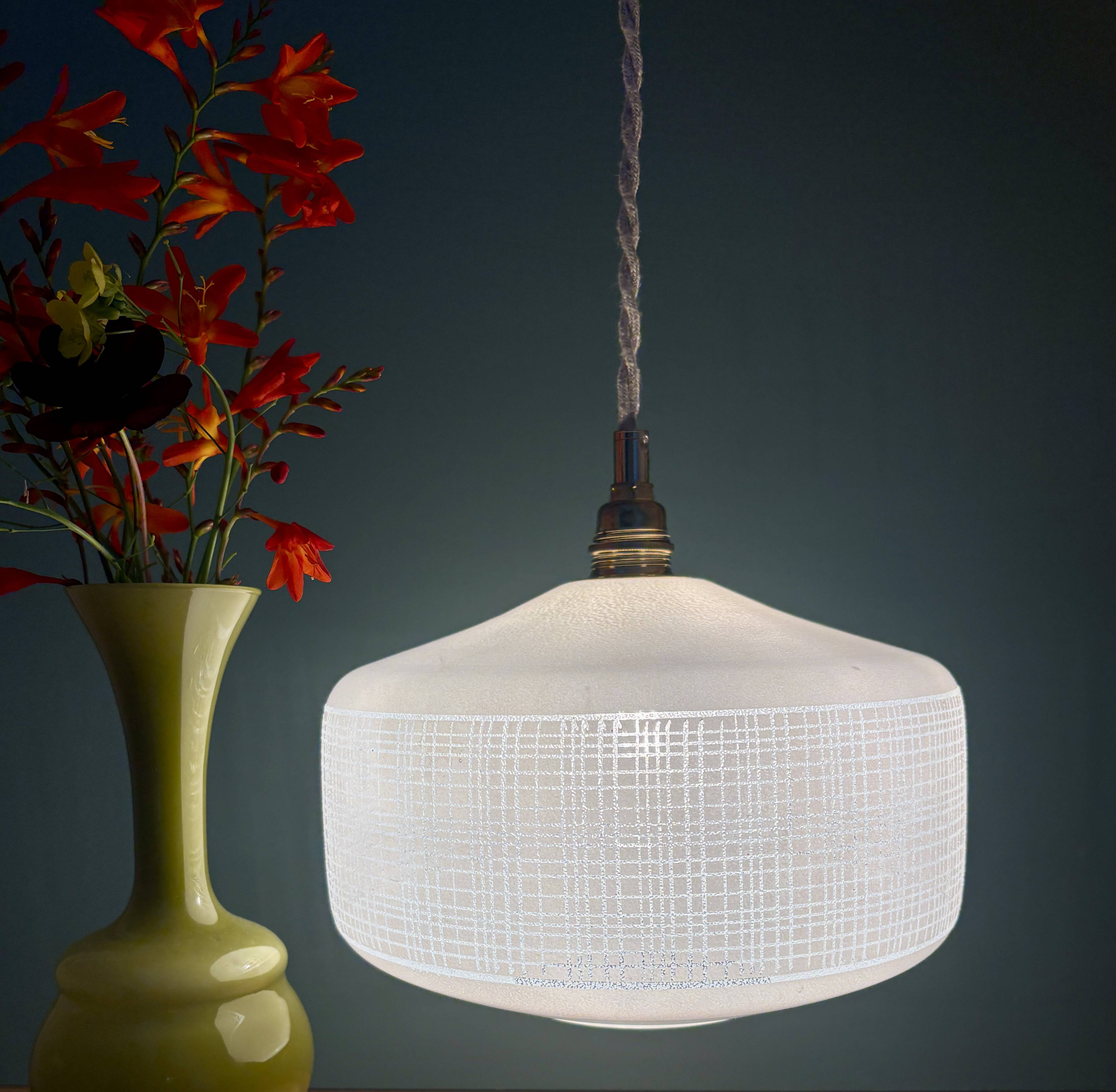 Suspension globe vintage en opaline blanche