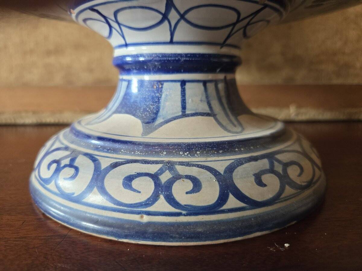 Antoine Montagnon in Nevers: footed bowl in porcelain with blue decoration.