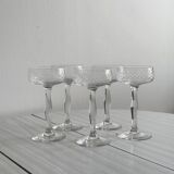 5 verres à pied à cocktail en verre ciselé.