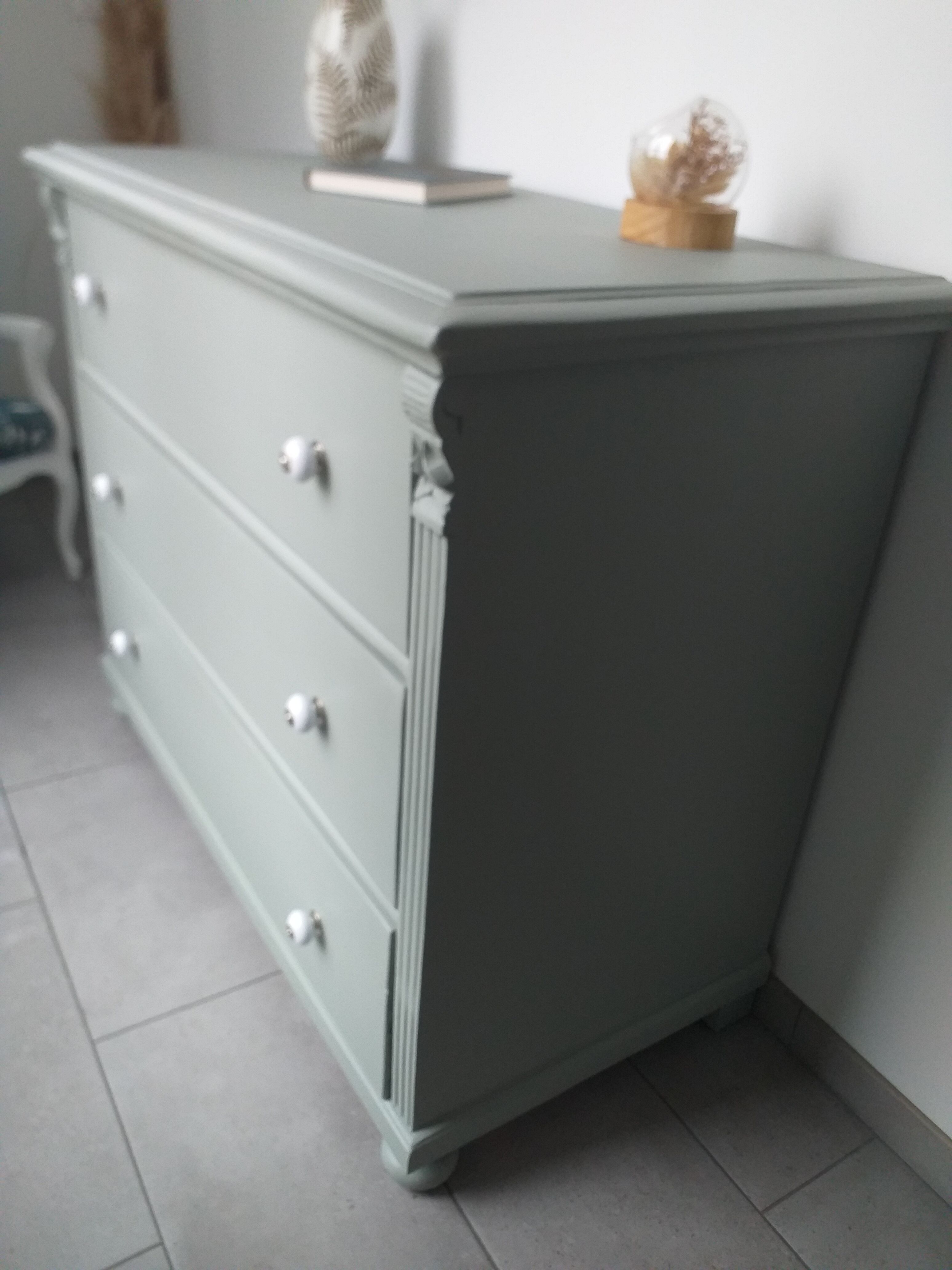 Oak chest of drawers