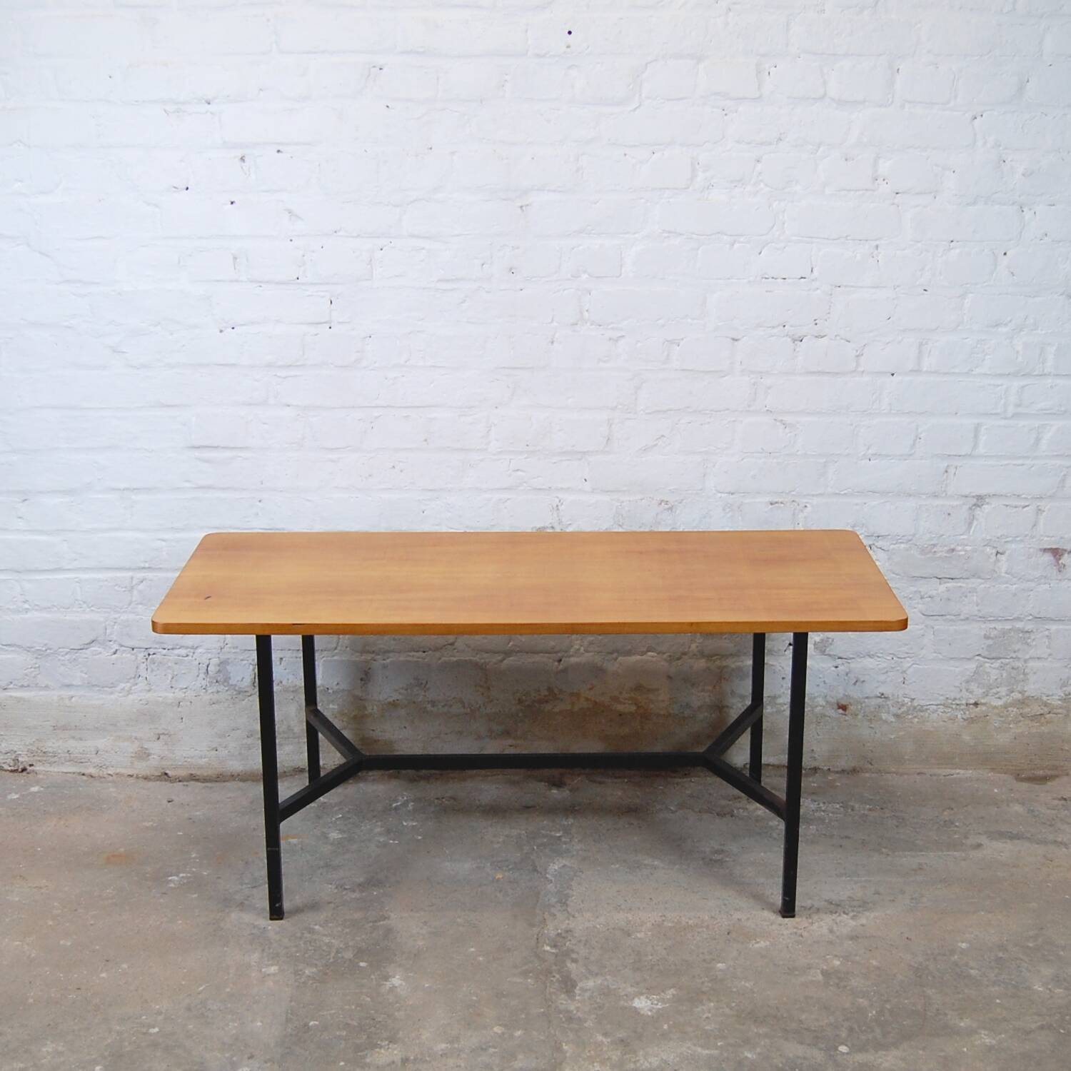 Table de salon "59" par Pierre Guariche, édition Meurop 1959