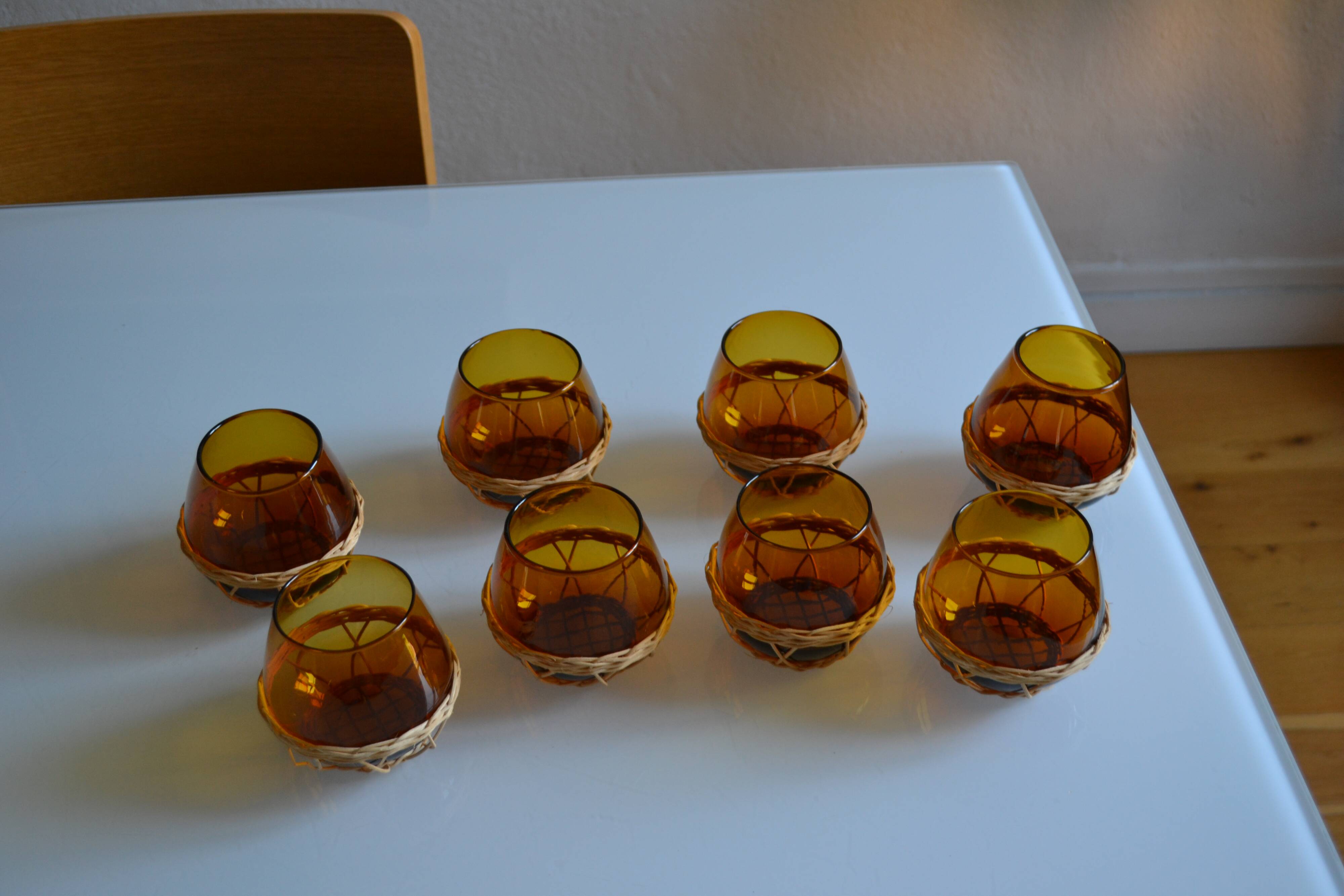 Set of 8 amber glasses & vintage rattan 1970