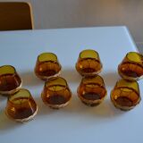 Set of 8 amber glasses & vintage rattan 1970