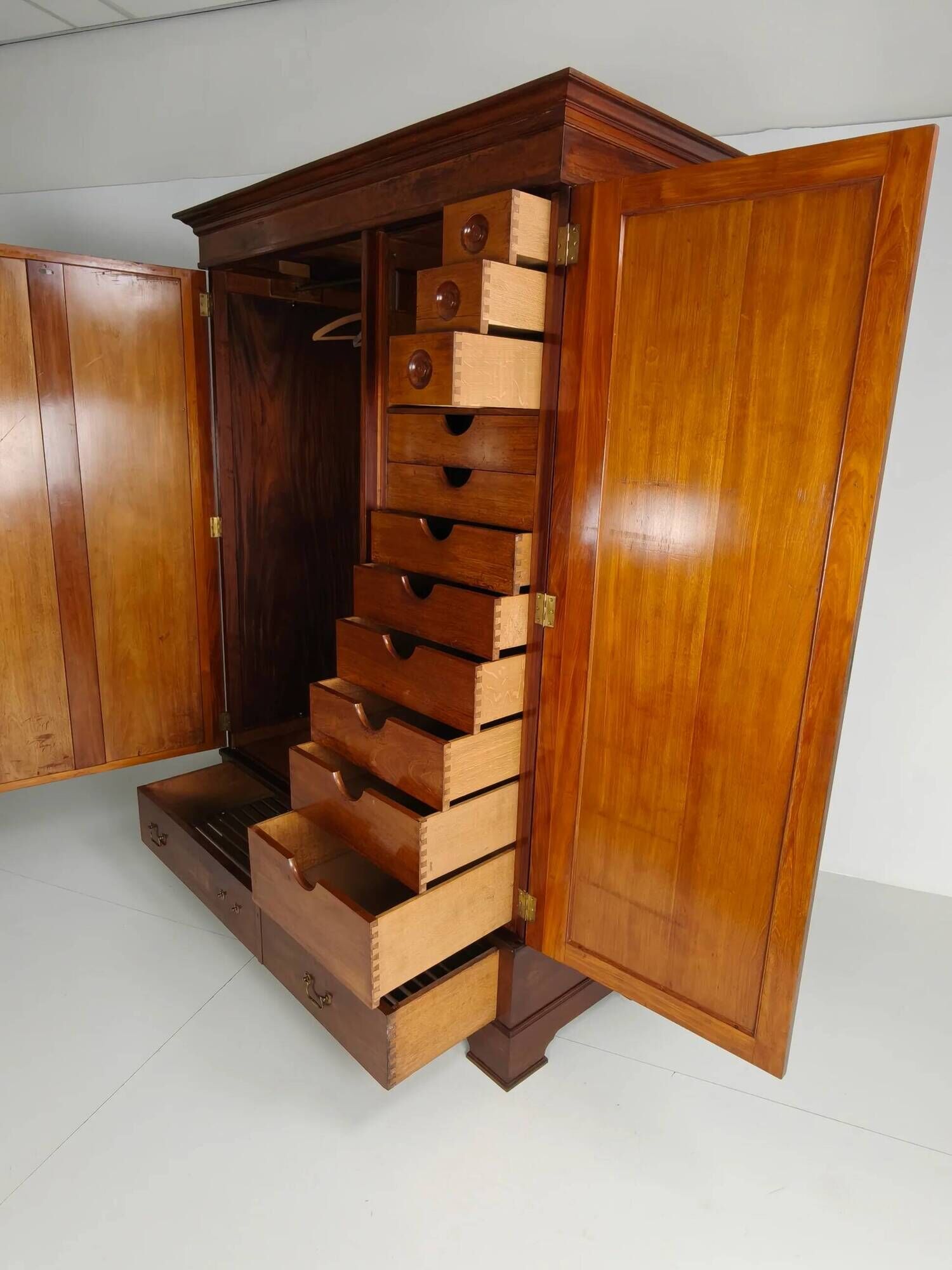 High-quality late 19th-century mahogany wardrobe by H. Pander & Zonen