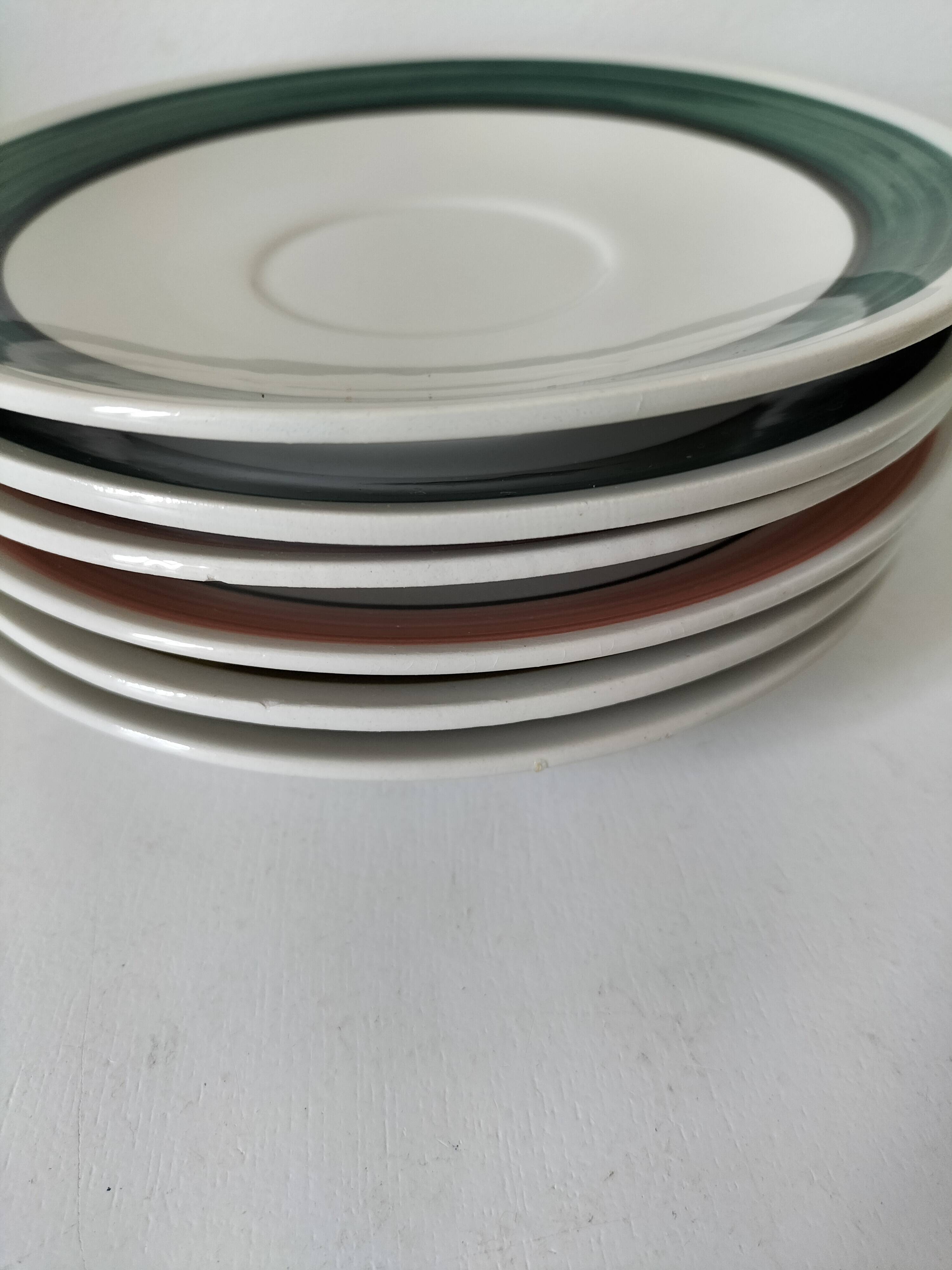 Ensemble de 4 grandes tasses vintage et 6 sous-tasses graphiques