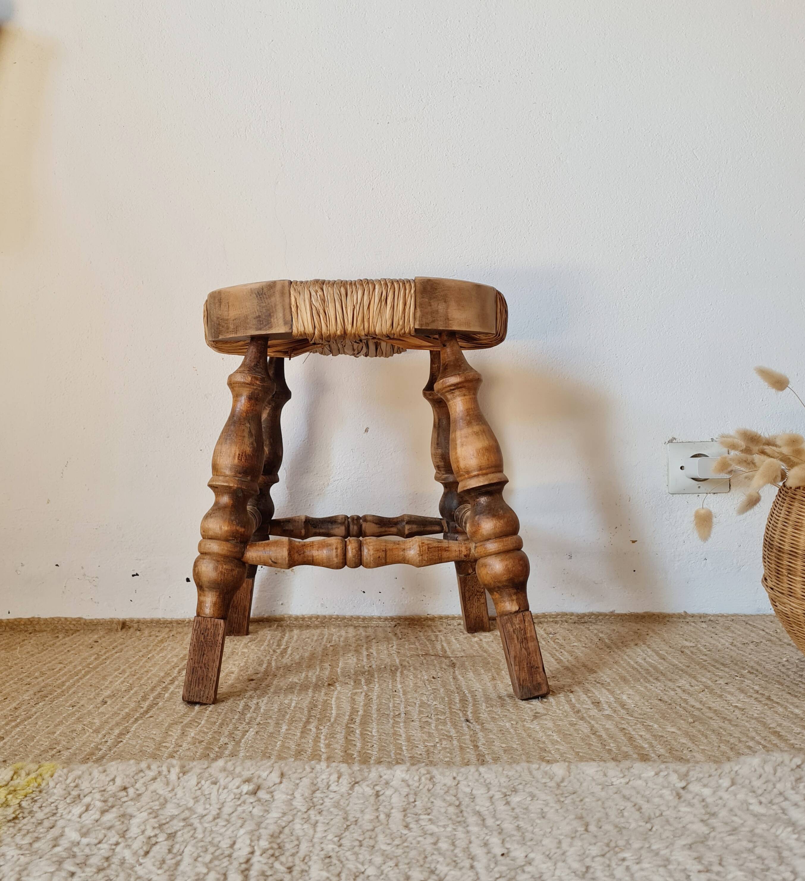 Petit tabouret tripode de style "Bobbin" en bois tourné et pai