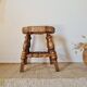 Petit tabouret tripode de style "Bobbin" en bois tourné et pai