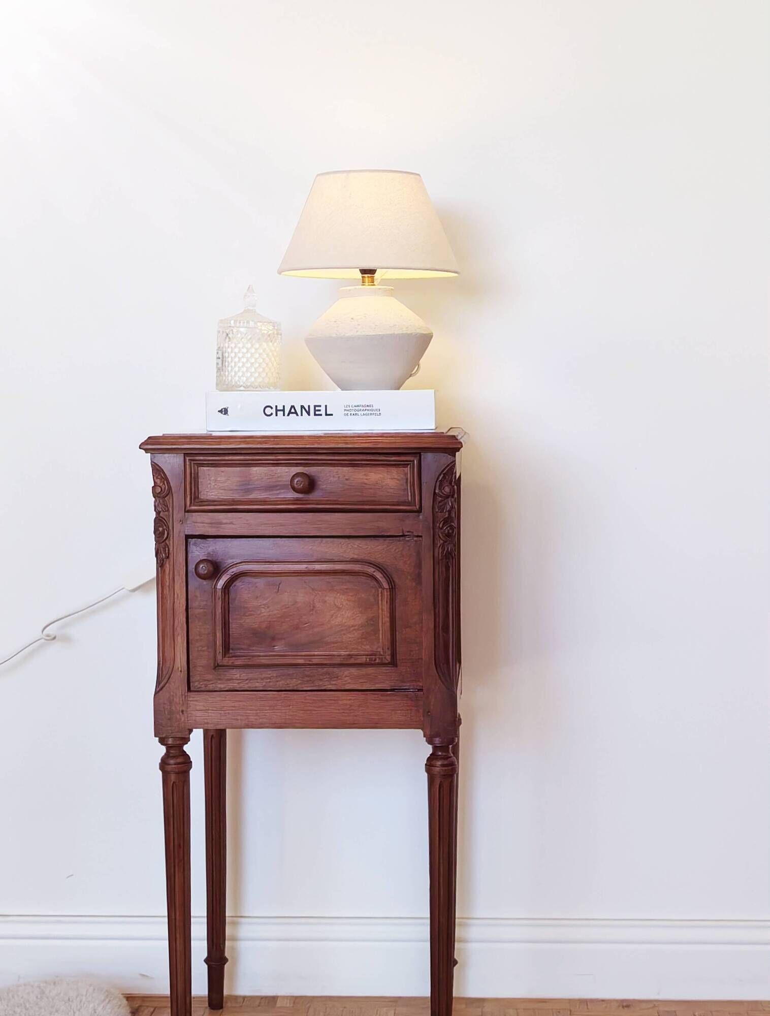 Louis XVI bedside table in walnut and marble - pink sculptures