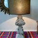 Lampe bois patiné blanc d’ivoire