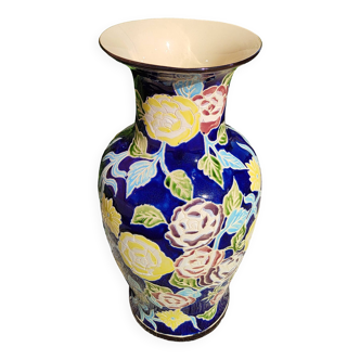 Vase vintage d’inspiration asiatique fleuri.