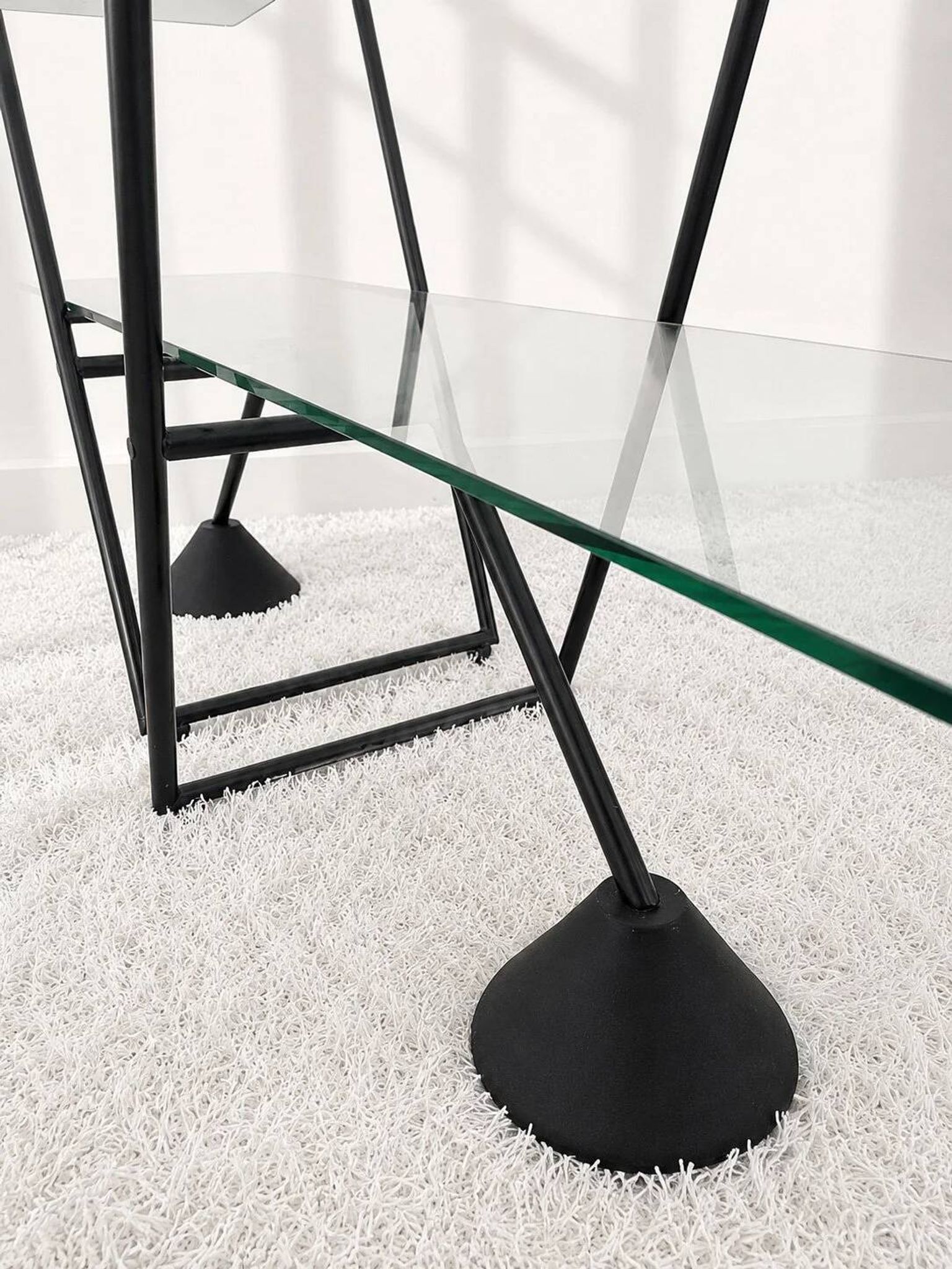 Étagère triangulaire Bauhaus. Années 80.