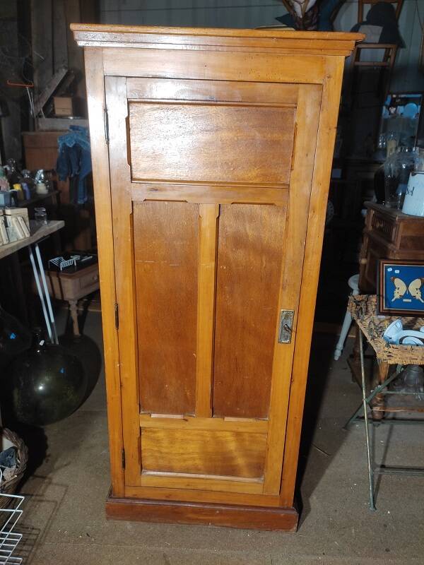 Meuble armoire parisienne bois massif triple tiroirs marqueté patiné