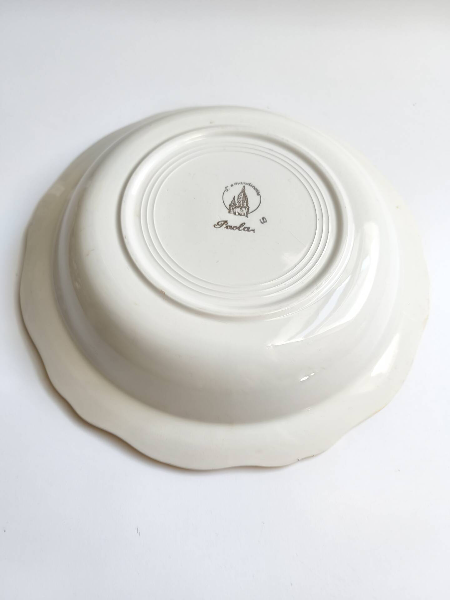 Vintage shallow dish L'Amandinoise model Paola white cream flowers