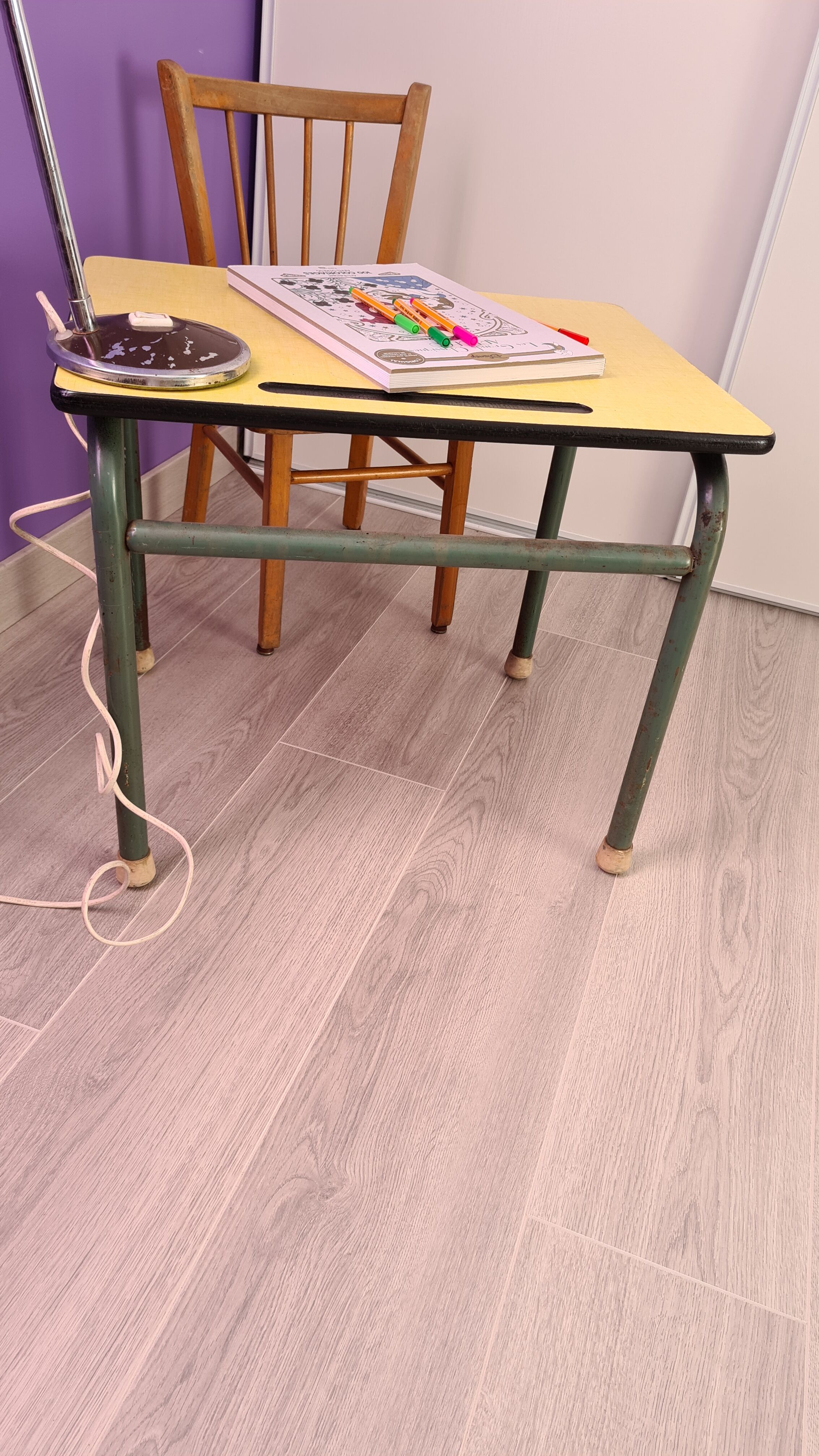 Ancien bureau d'écolier en formica jaune